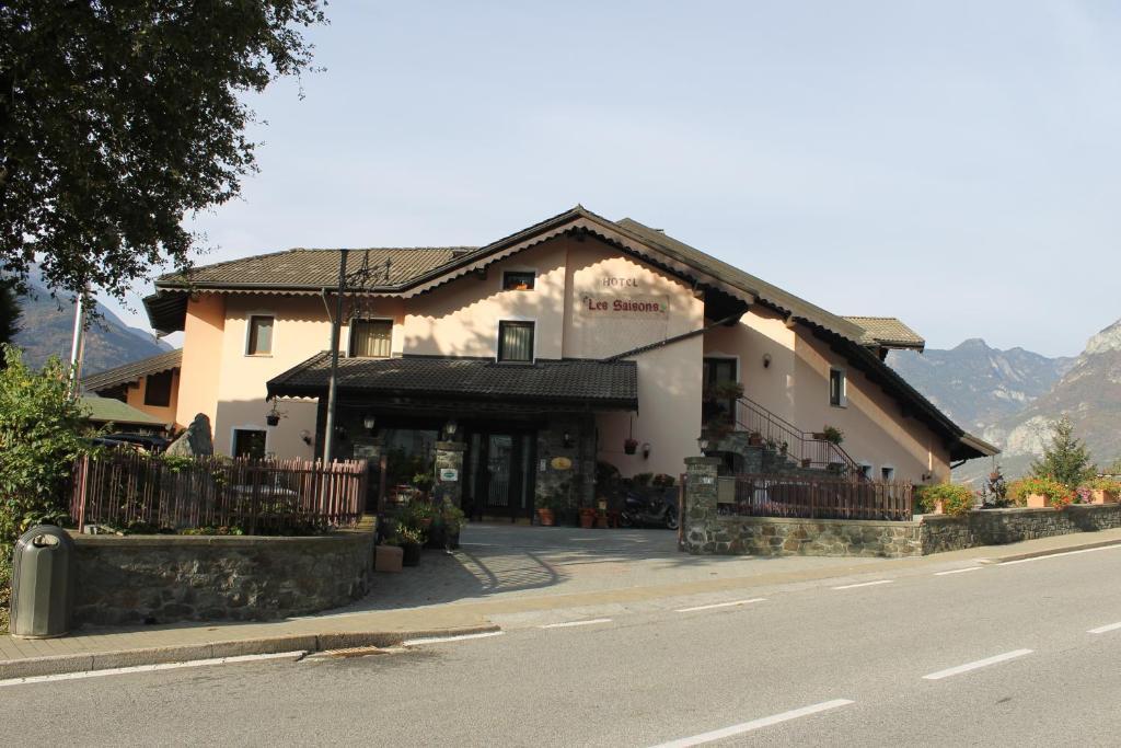 Hotel Les Saisons Saint-Vincent Exterior foto
